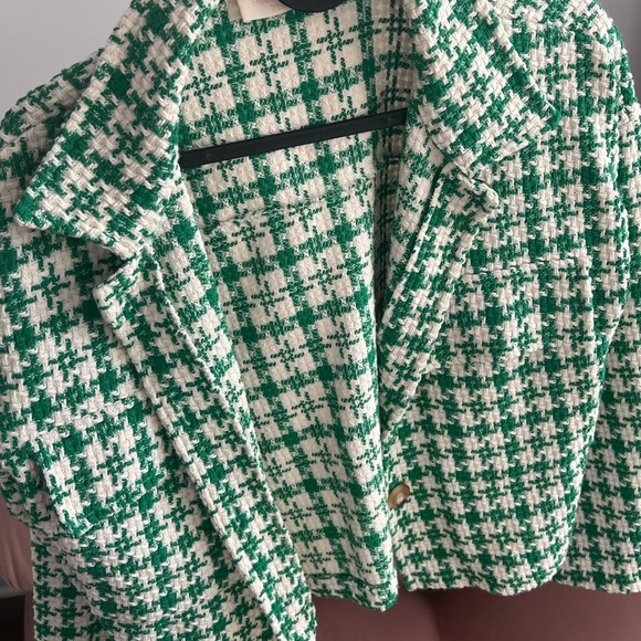 Cute vest looks cropped but its not with pockets - Picture 3 of 3